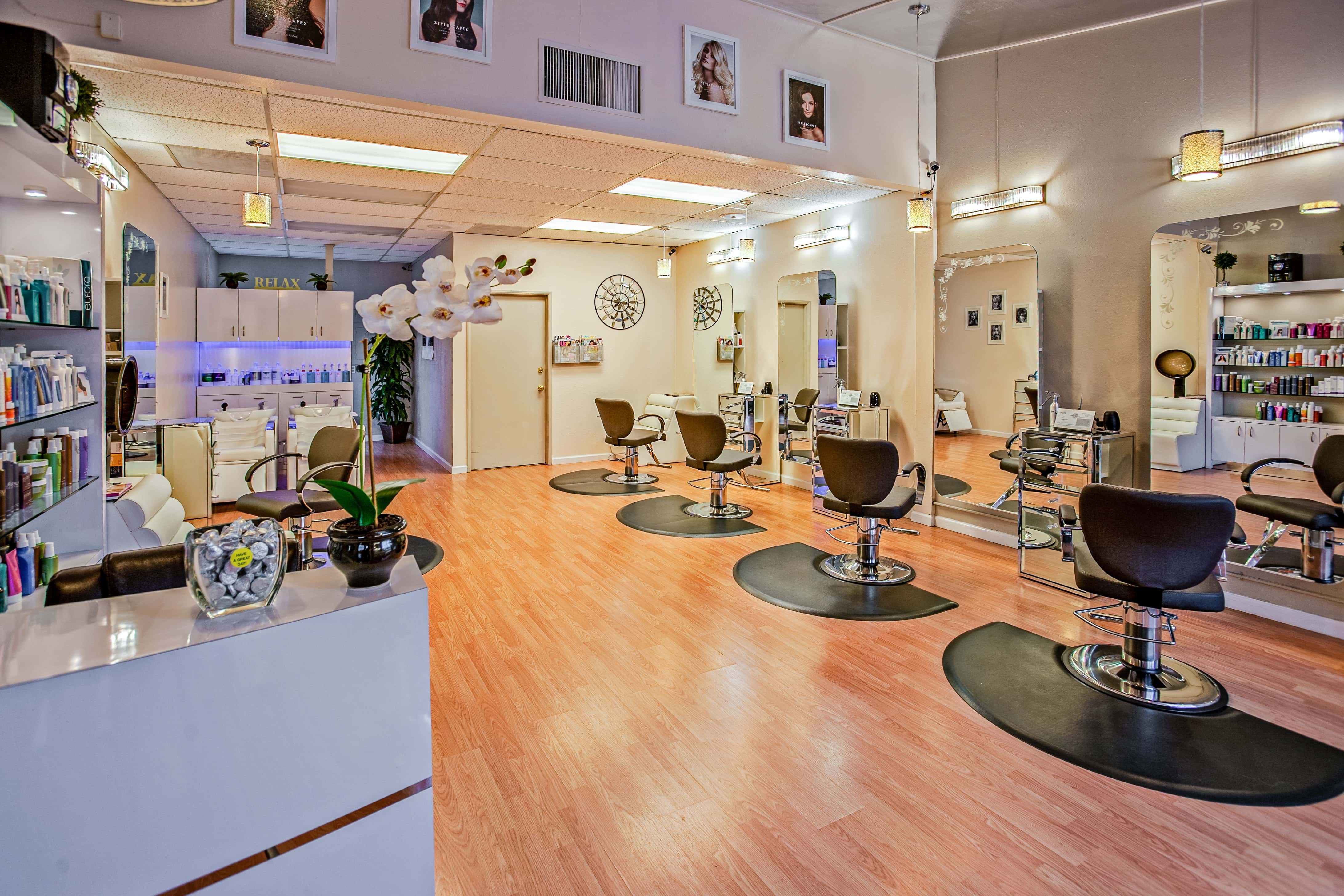 blow-dry-bar-del-mar-chairs-counter-853427-min