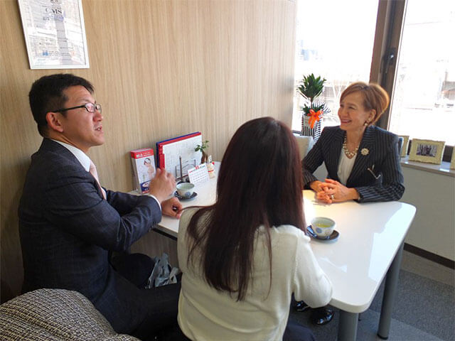 婚活を振り返ってお話しされる遠藤さんと奥様。聞き手は担当仲人の野中さん。