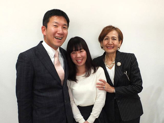 遠藤さんご夫妻と仲人で。お二人の仲の良さがうかがえる笑顔です。