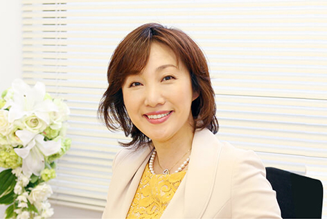 代表 小川 真有美