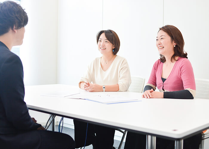 「10年来の友人」と話す前波さん。