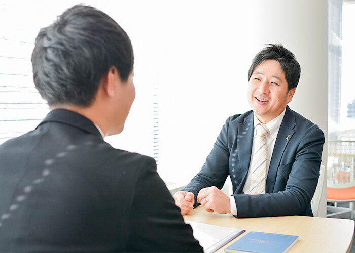相談所を始めたきっかけを話す小川さん。