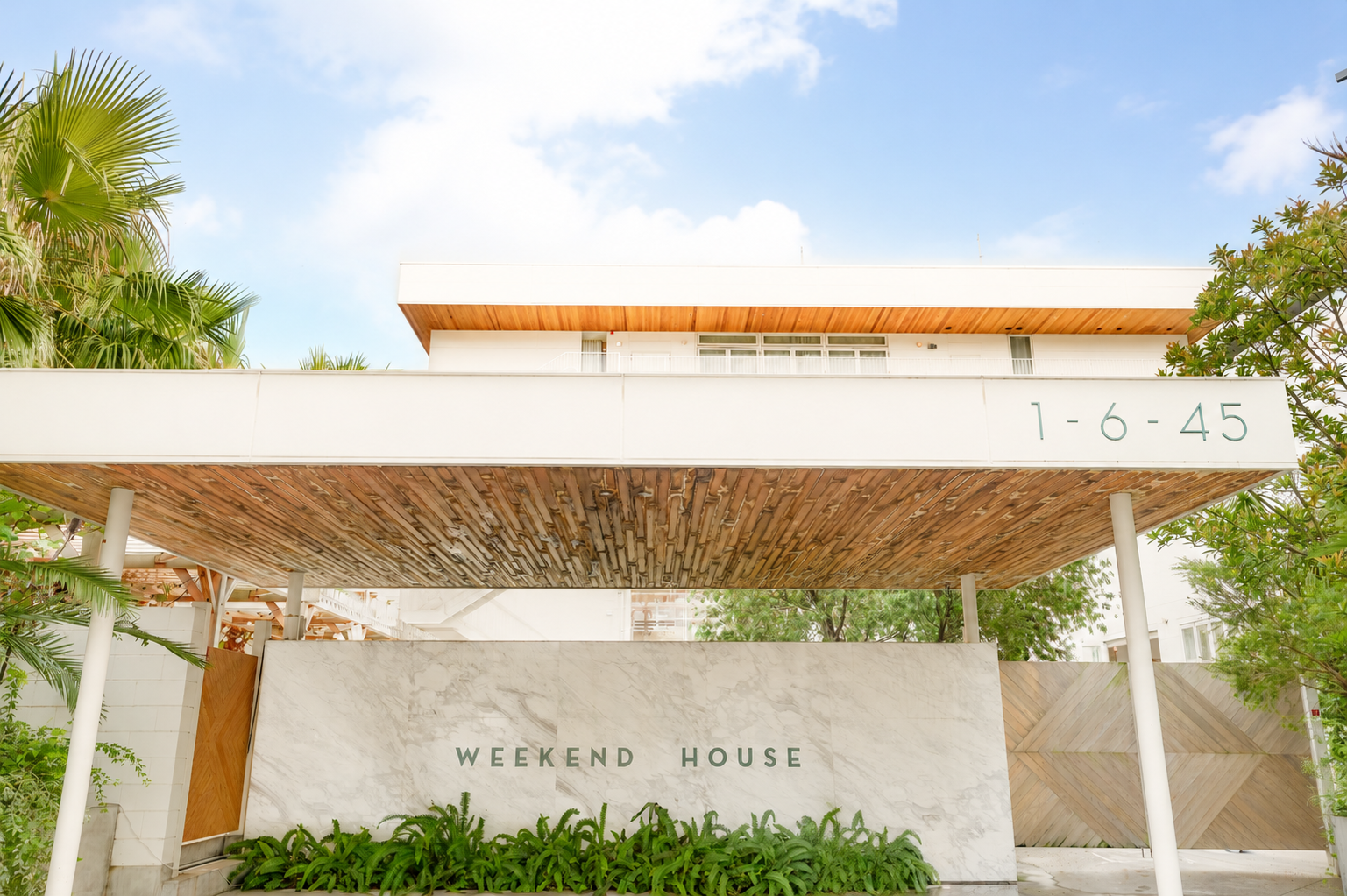 WEEKEND HOUSE