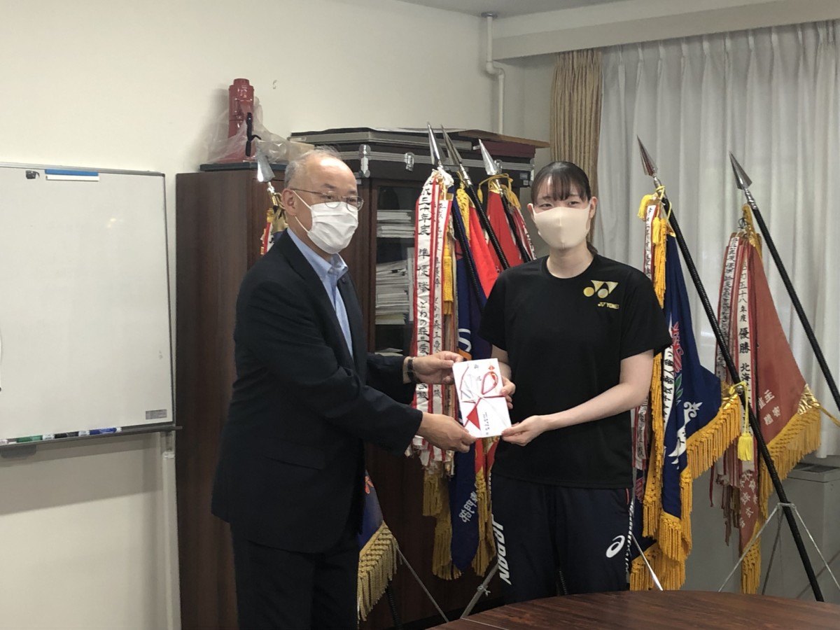 松本麻佑選手 酪農学園からオリンピック出場記念品贈呈 酪農学園大学附属 とわの森三愛高等学校