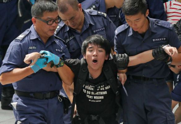 hk-police-arrest-protesters-at-government-complex-628x471