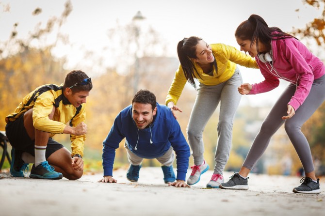 Group of friends doing push ups 670x446