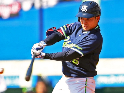 吉田選手がタイムリー二塁打を放ち先制