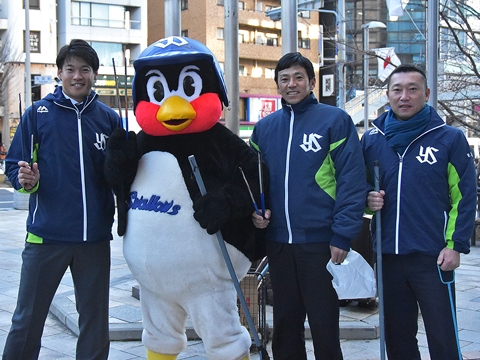 つば九郎が外苑前駅付近での清掃活動に参加!