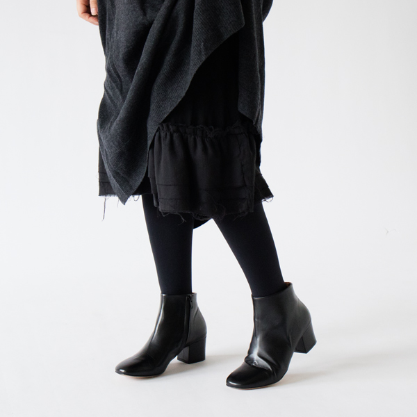 身動きしたときに見えるフリルがおしゃれ(BLACK)