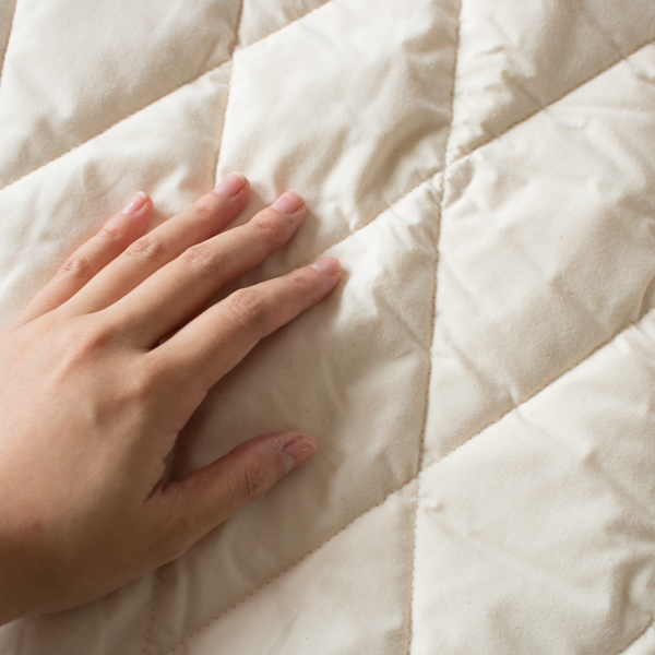 滑らかな肌触りでありながら、防ダニ仕様でホコリが出にくいという特徴も