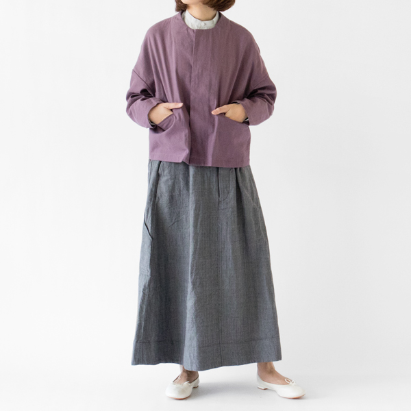 ブルーベースのアイテムと組み合わせると、品の良さが漂うコーデに仕上がります(モデル身長163cm・FUJI)