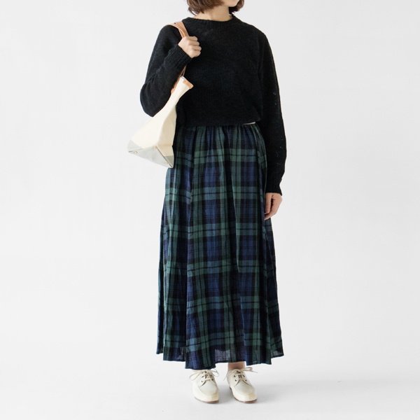 チェックのスカートと合わせて大人可愛く(モデル身長163cm・LOUTH38)