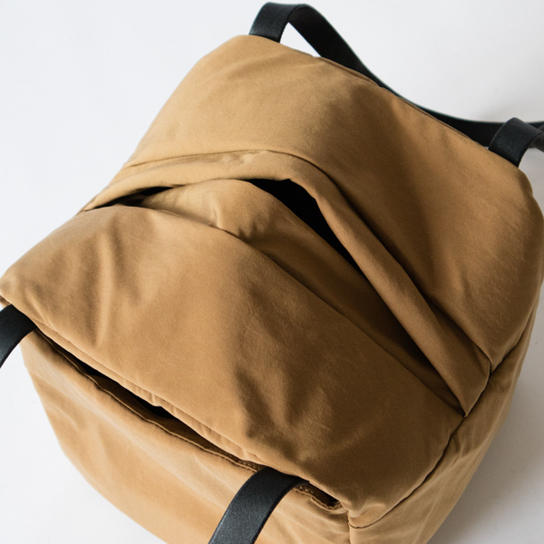 ファスナーやボタンがなく荷物が入れやすい（COYOTE）