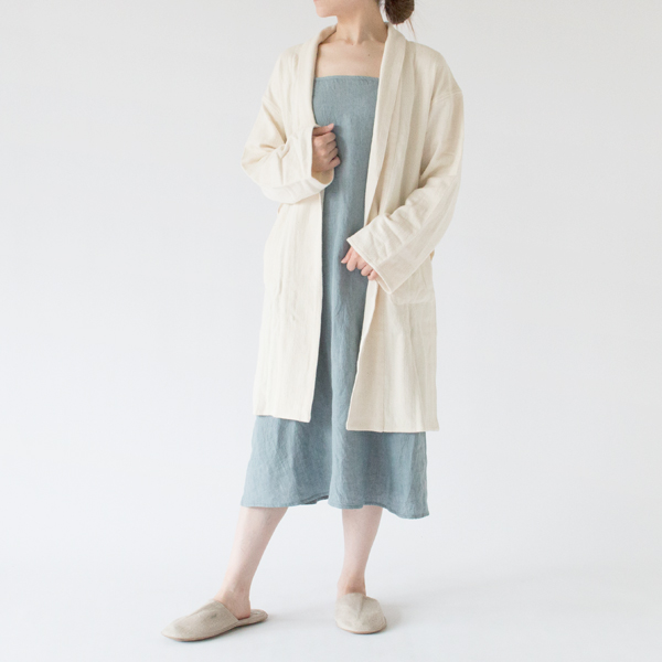 優しい表情のリネンスリップ(BLUE、身長162cm)