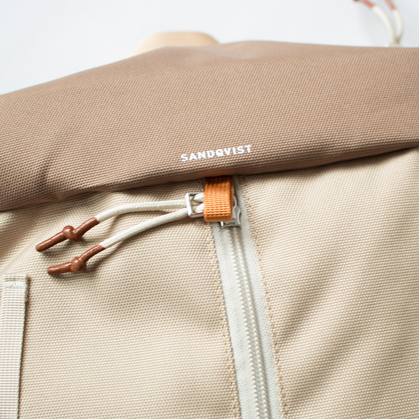 SANQVISTのロゴ入り(MULTI BROWN WITH BEIGE WEBBING)