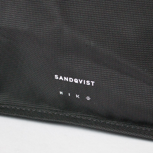 SANDQVISTのブランドロゴ入り(BLACK)