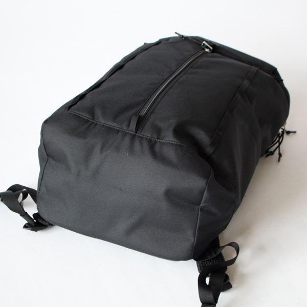 バックパック SUNE(BLACK WITH BLACK WEBBING)