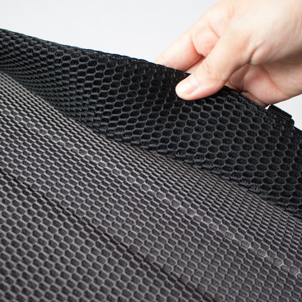 背中に当たる所は、通気性の良いメッシュ仕様(BLACK WITH BLACK WEBBING)
