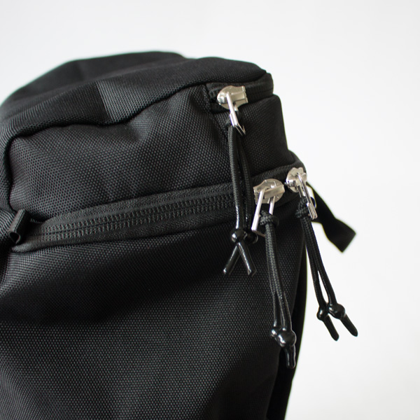 ファスナーには閉開しやすいストラップ付き(BLACK WITH BLACK WEBBING)