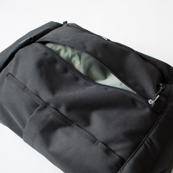 バックパックの正面にはファスナー付きポケット(BLACK WITH BLACK WEBBING)