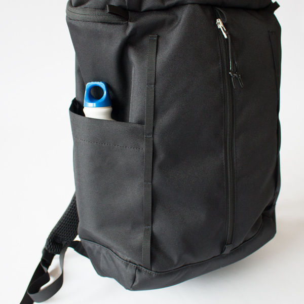 伸縮性のあるポケットが両サイドに付いています(BLACK WITH BLACK WEBBING)