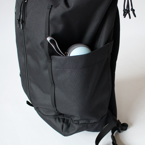 伸縮性のあるポケットが両サイドに付いています(BLACK WITH BLACK WEBBING)