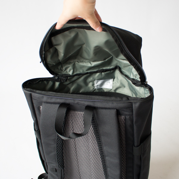 収納しやすい開口部(BLACK WITH BLACK WEBBING)