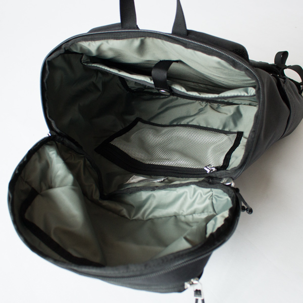 メッシュポケットには、鍵やスマホなど必需品を(BLACK WITH BLACK WEBBING)