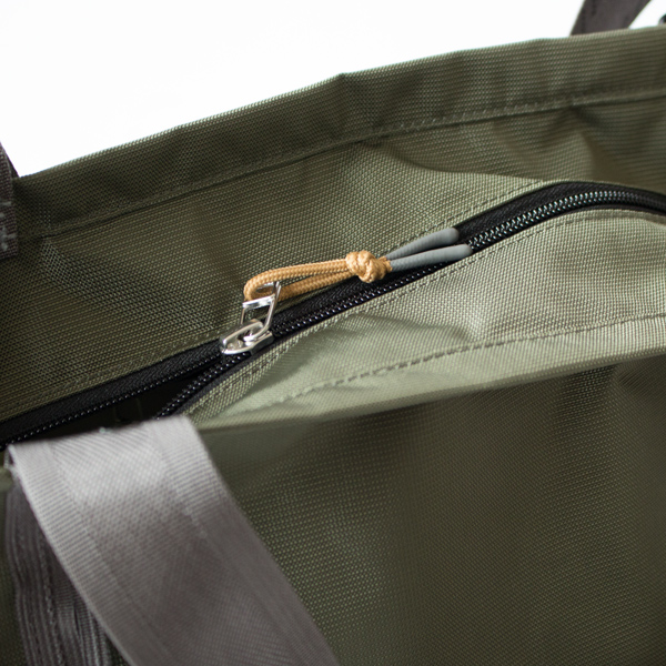 ファスナーが付いているので中身が見える心配がありません(MULTI TREKK GREEN LEAF GREEN)