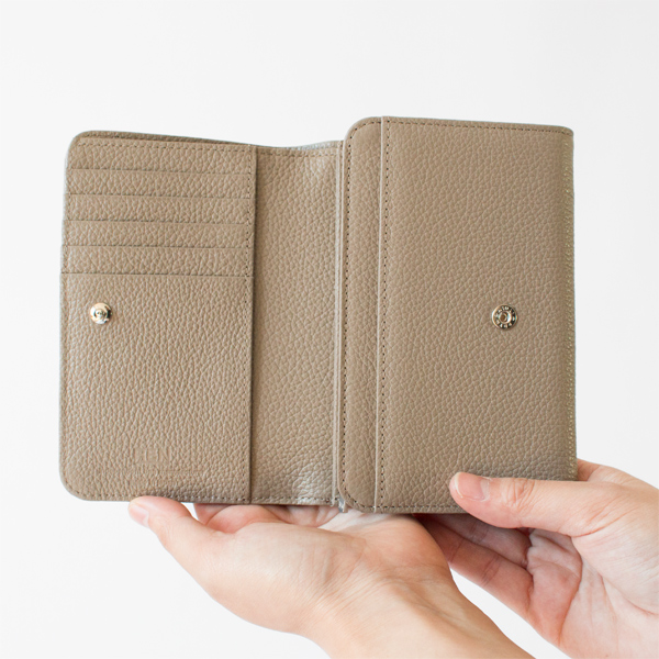 お札・カード・小銭入れ、それぞれを広々と使える二つ折り財布(ALMOND GRAY)