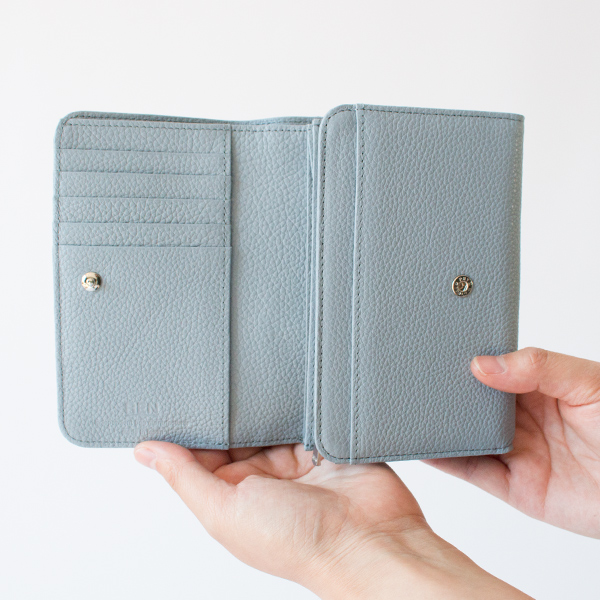 お札・カード・小銭入れ、それぞれを広々と使える二つ折り財布(BLUE HAZE)
