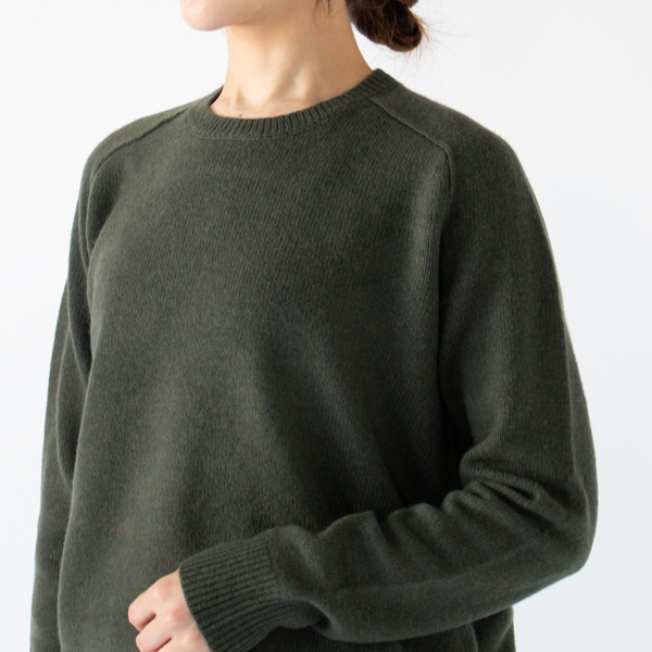 程よい首元の開き(KHAKI・身長162cm)