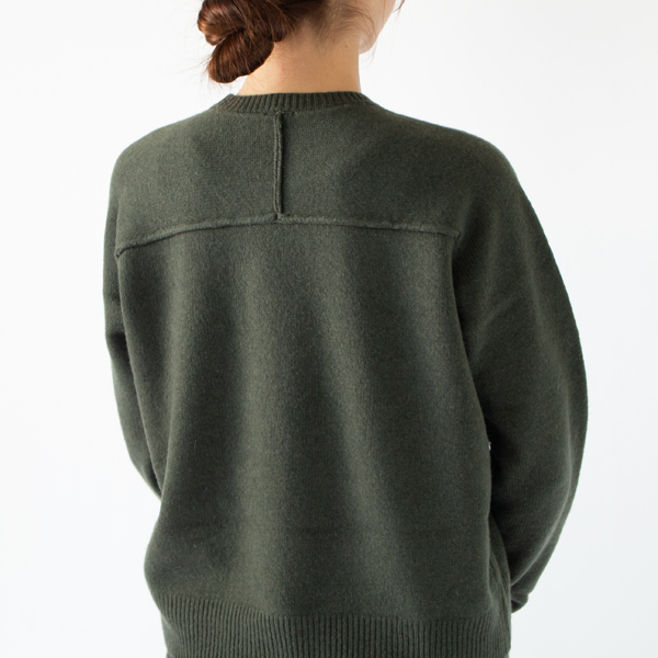 背中の接ぎがデザインポイントとして活きています(KHAKI・身長162cm)