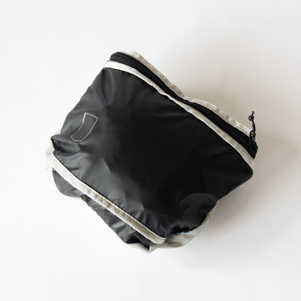 フロントポケットをひっくり返して小さくまとめられます(BLACK)
