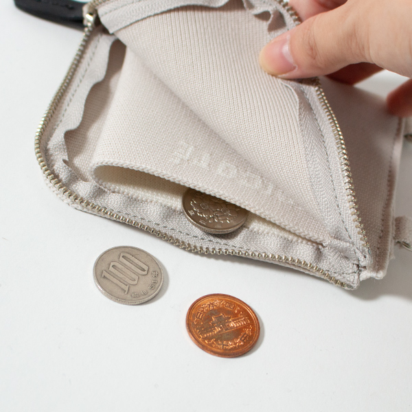 中央のポケット部分をコインケースに(OPTION KNIT WALLET BEIGE)