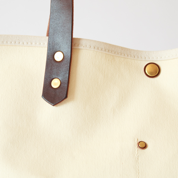 MILK/WHITE×BROWNにはブラウンのレザーを合わせています。