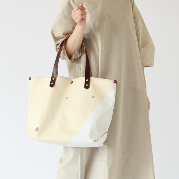 表裏で色が反転します（MILK/WHITE×BROWN）