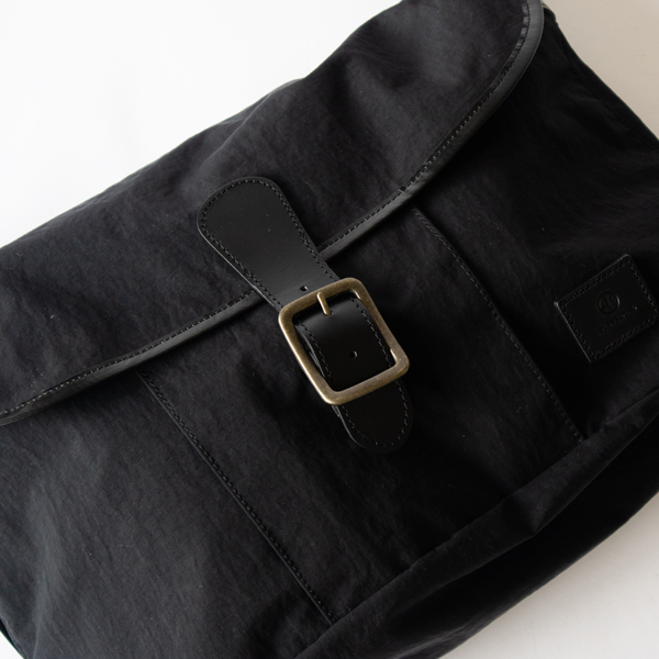 荷物の量に併せてフラップのベルト調整が可能です(BLACK)