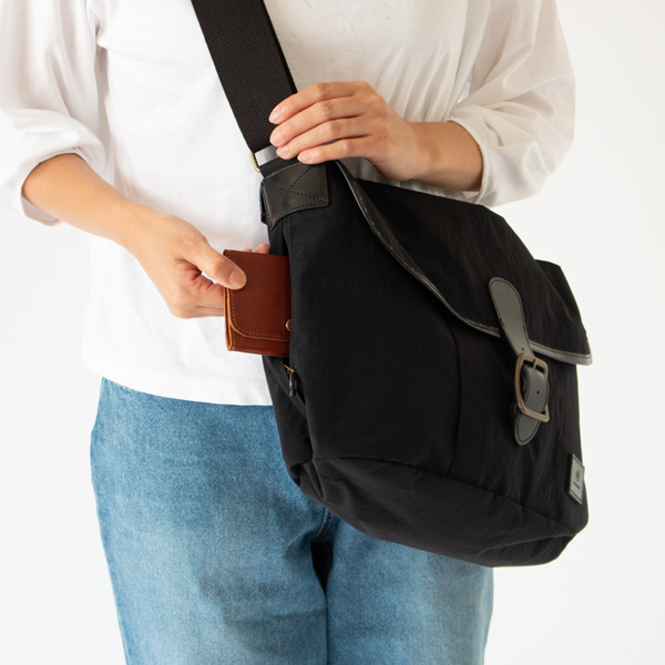 フラップを開けずに中身が取り出せるよう、サイドジップが取り付けられています(BLACK)