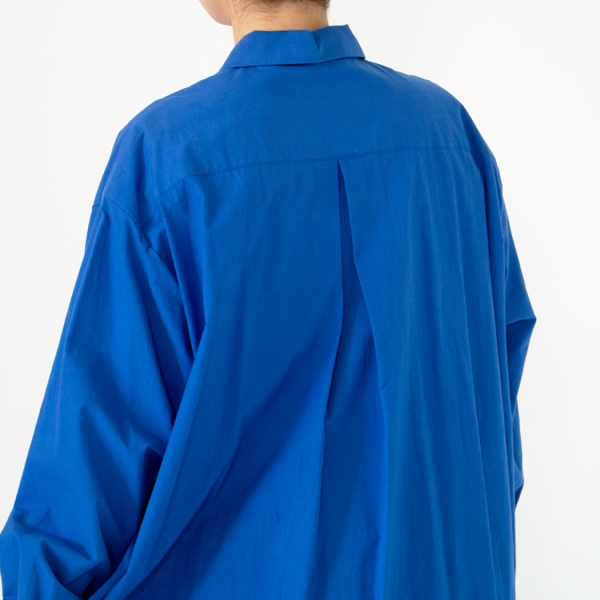 背中のタックが可愛らしい(身長160cm・BLU)