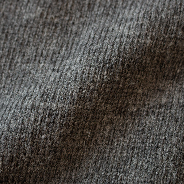やわらかな印象のMEDIUM GRAY
