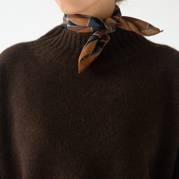 アクセントになるスカーフ(BROWN)