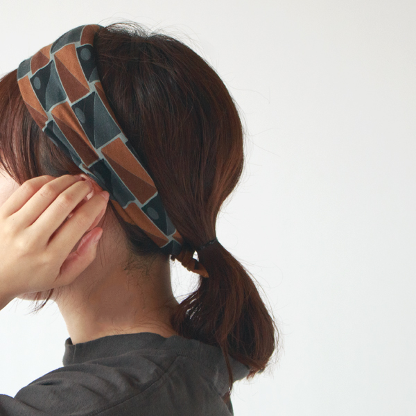 細く折ってヘアバンド風に(BROWN)