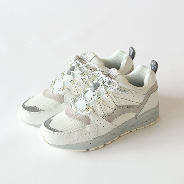 1996年、KARHU（カルフ）で最も人気の高かったシュ-ズが20年の時を経て2.0バ-ジョンとして生まれ変わりました。フュ-ジョン2.0 KH804098は、幻想的な星座や夜空からインスピレ-ション