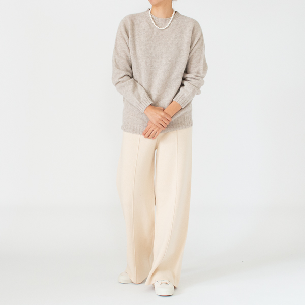 シンプルなデザインと着心地を重視したセーターです
