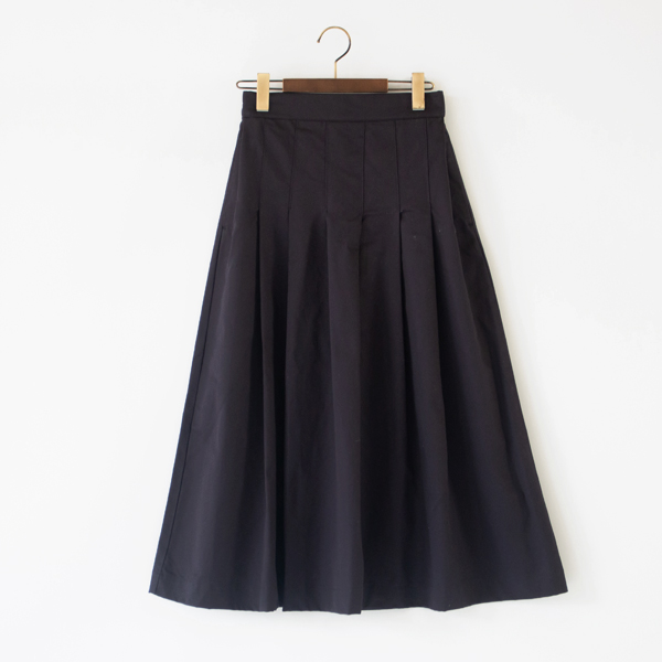 コットンフライトサテン タックフレアスカート(NAVY)