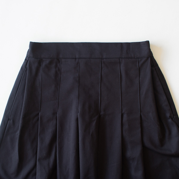 フロントタックの途中まで入ったステッチ(NAVY)