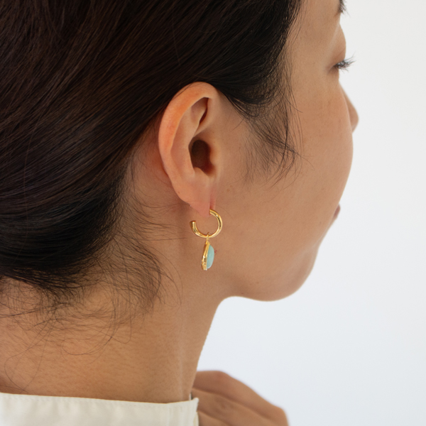 キャッチレスピアス EMBRACE SAGE(GOLD)、drop shape Larimar/GOLD