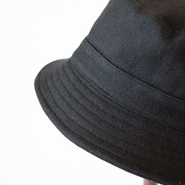 つばが短めで視界を邪魔しません(BLACK)
