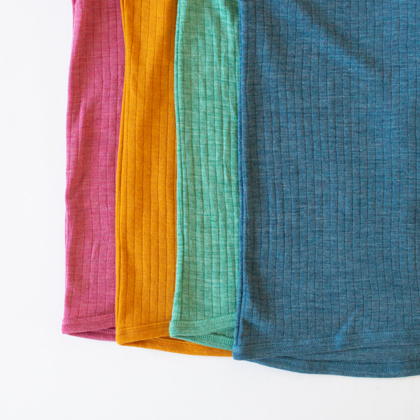 全部で4カラー（左から順に、PINK、YELLOW、GREEN、BLUE）